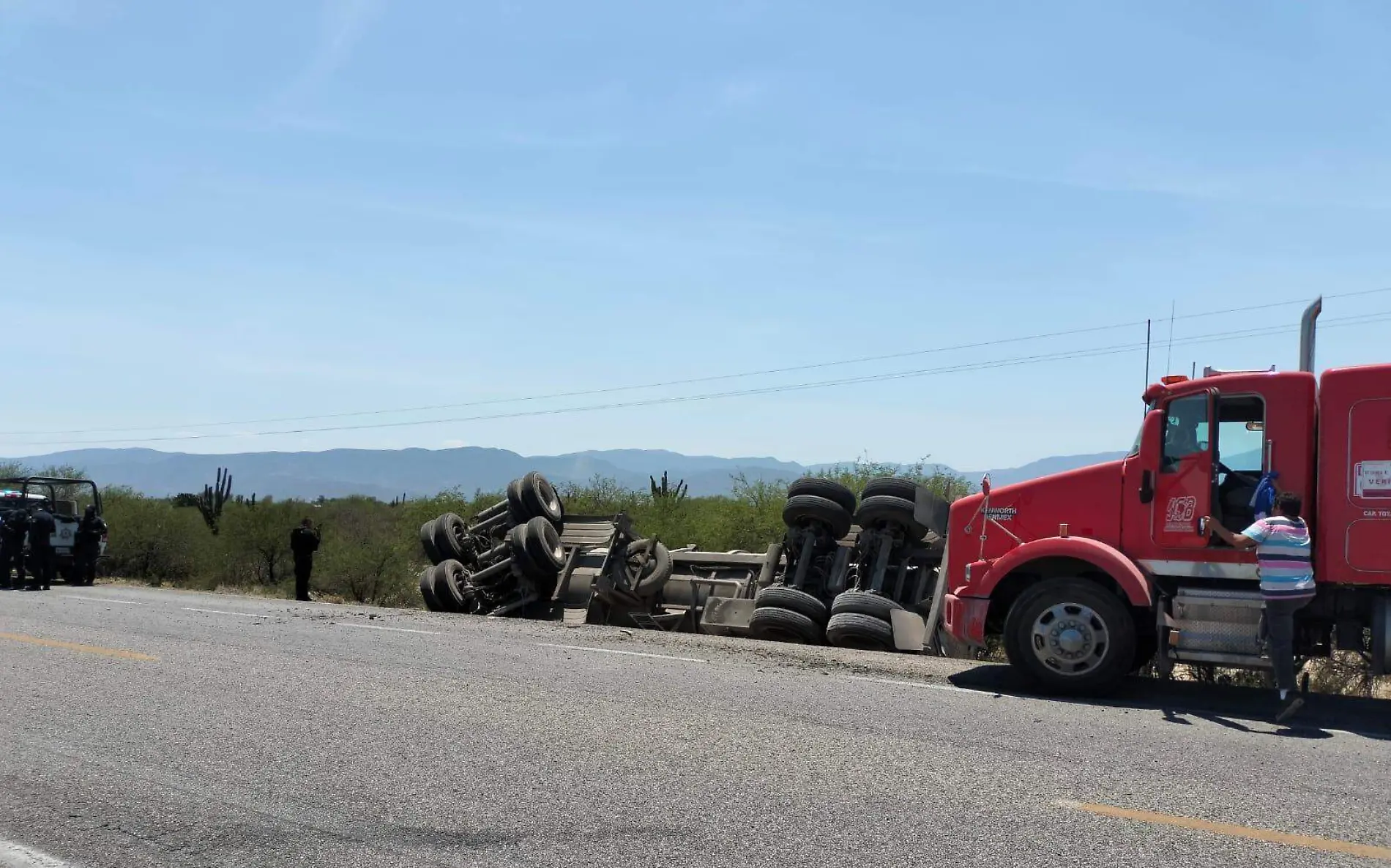 Volcadura en carretera de Tamaulipas de ja a pipa con llantas arriba  